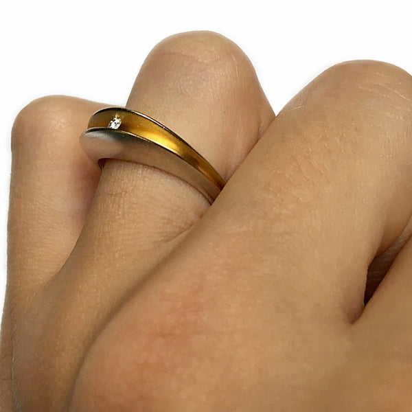 Split Shell Ring With 3pt Diamond